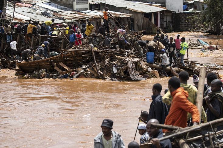 Bilan des inondations à Nairobi : 13 morts confirmés, des recherches en cours.