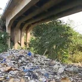 La crise des déchets menace la stabilité du pont Lukaya.