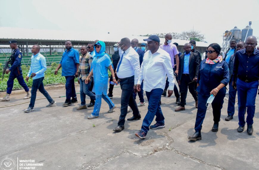 Acasia Bandubola, Crispin Mbadu, et Eugénie en visite à N’sele : La lutte contre la spoliation des terres du Domaine Agro-Industriel Présidentiel (DAIPN) s’intensifie.