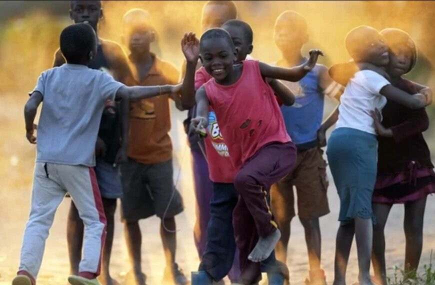 Tragédie en Namibie : Quatre enfants périssent dans un congélateur abandonné.