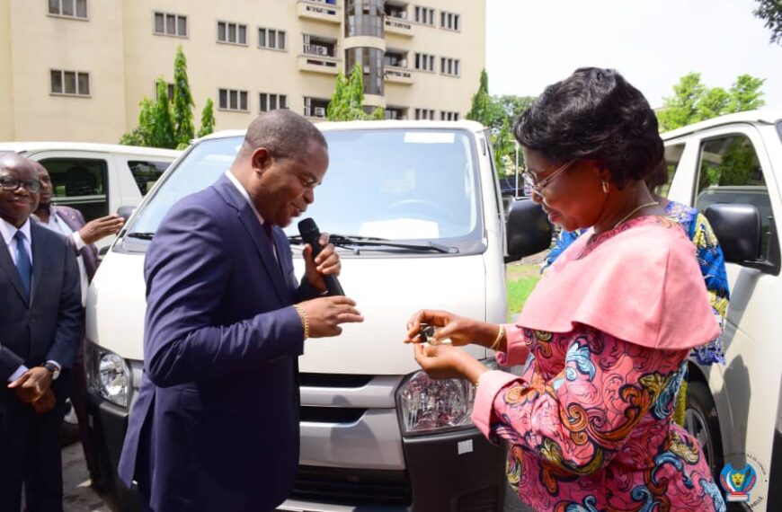 La Justice congolaise renforce sa mobilité : remise de Minibus aux Chefs de Juridictions.