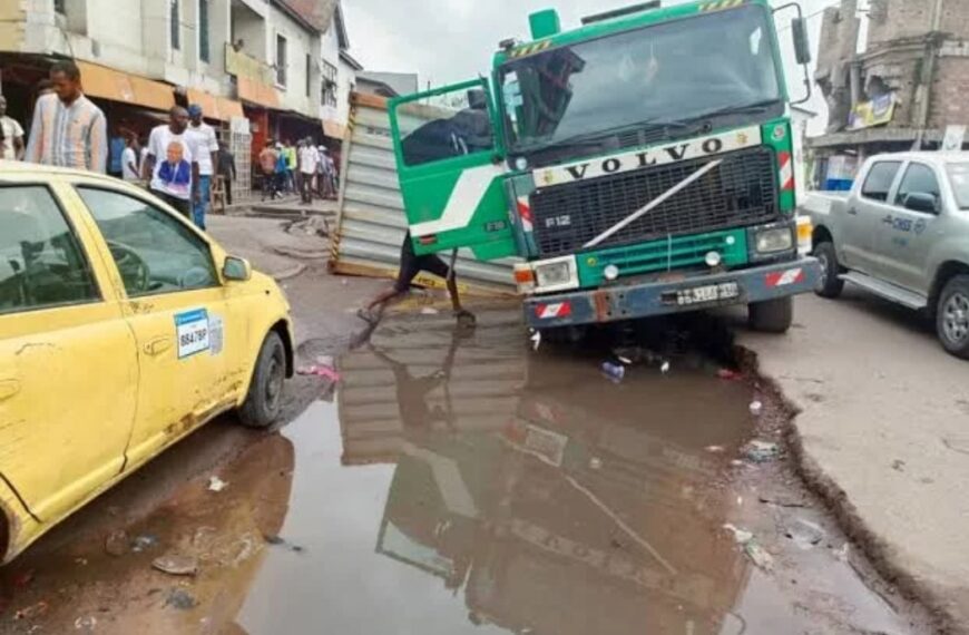 Collision entre un camion en panne et un bus scolaire à Kinshasa : plusieurs élèves blessés.