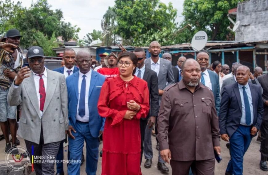 Kinshasa : visite surprise d’Acacia Bandubola à l’école du cadastre et aux circonscriptions foncières de Limete.