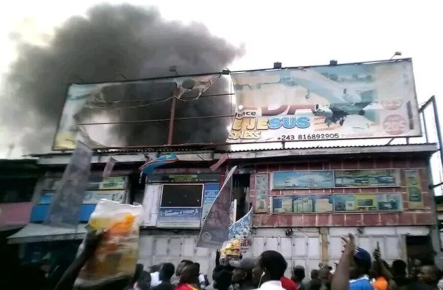 Incendie dévastateur à Matonge : le Magasin « Fou de Jésus » part en fumée.